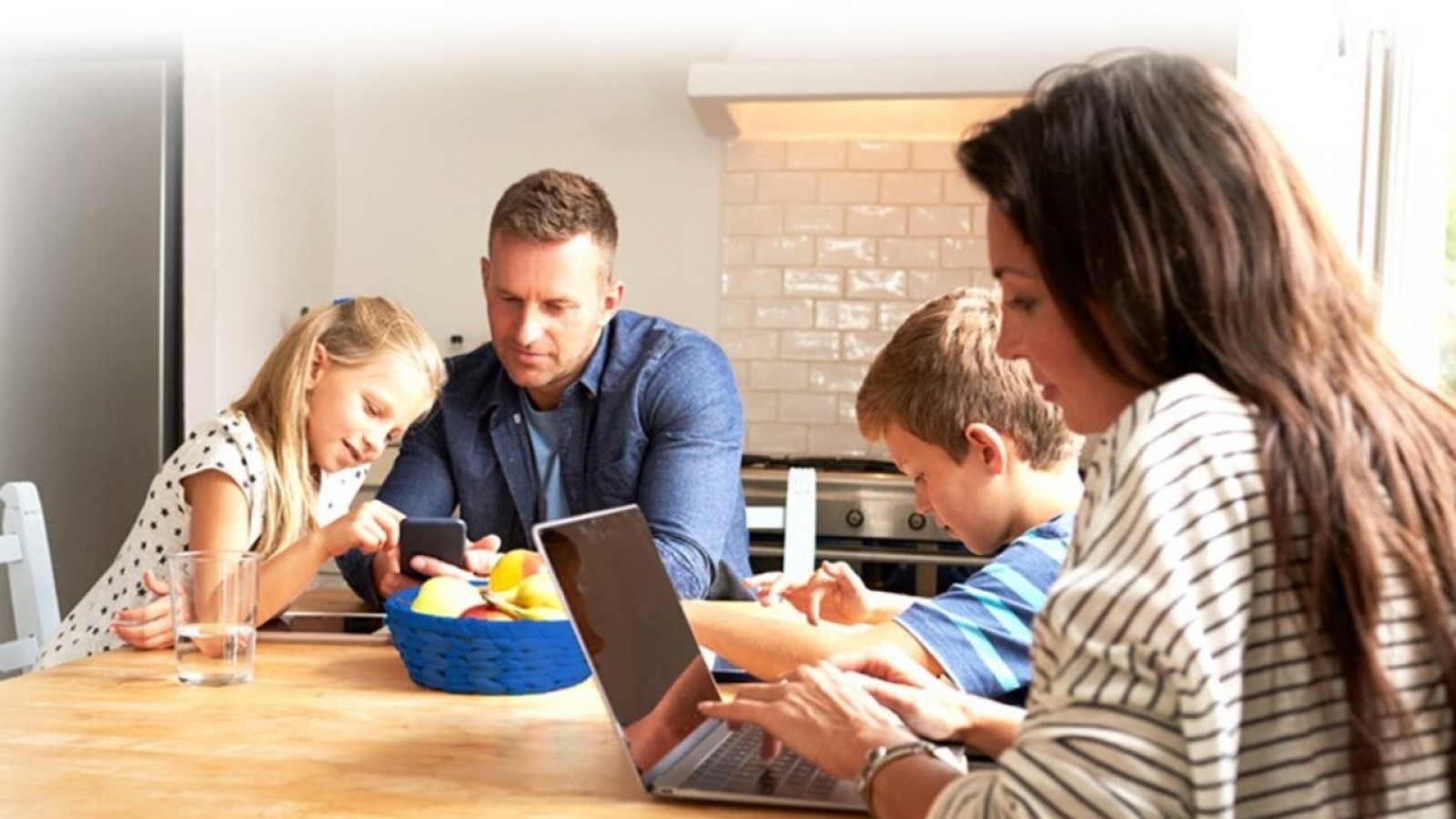 Crece la cantidad de abonos residenciales a Internet y caen fuerte los de empresas