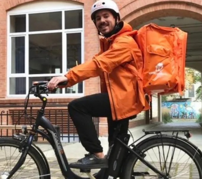 Quién es el argentino que trabaja como delivery en Alemania y se volvió viral