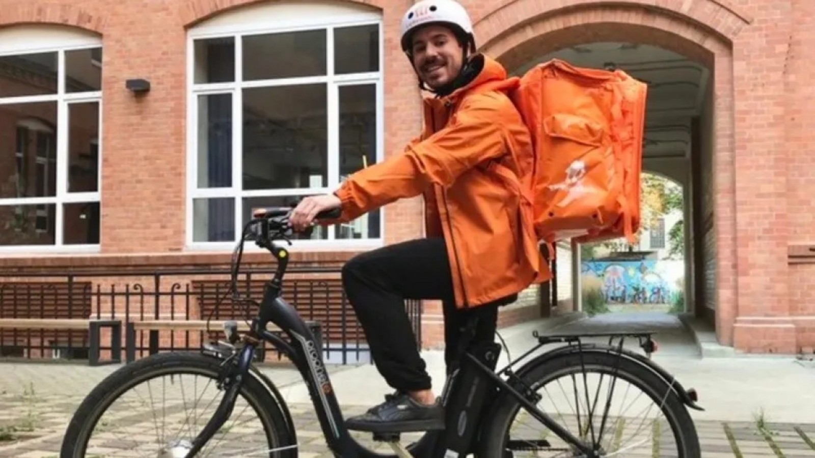 Quién es el argentino que trabaja como delivery en Alemania y se volvió viral