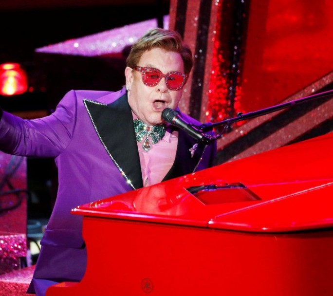 Subastaron piano de Elton John, guitarra de Prince y caricatura de Cobain