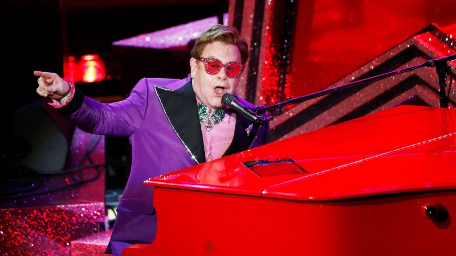 Subastaron piano de Elton John, guitarra de Prince y caricatura de Cobain