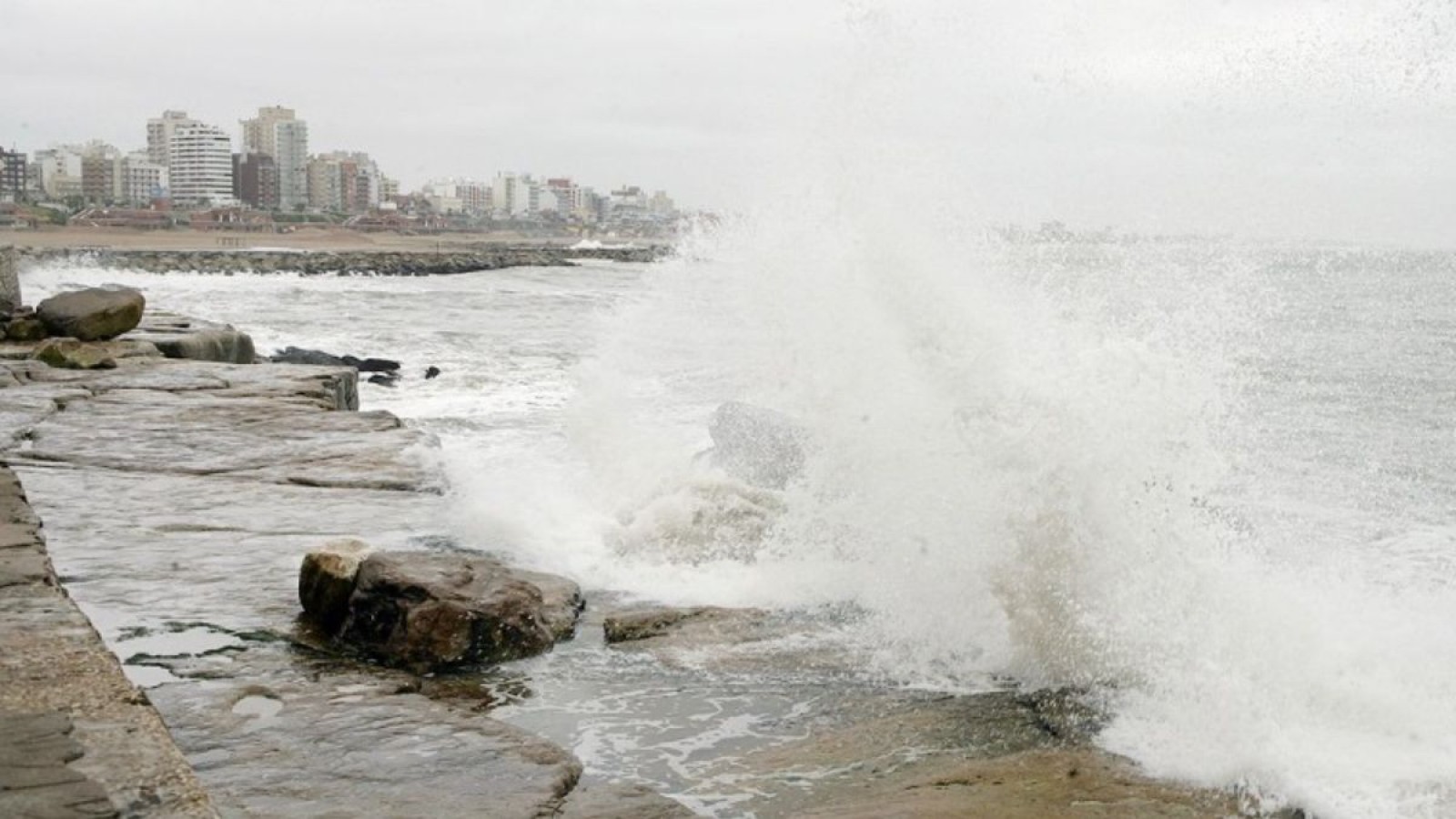 Un fuerte "ciclón extra tropical" azotó la ciudad de Mar del Plata