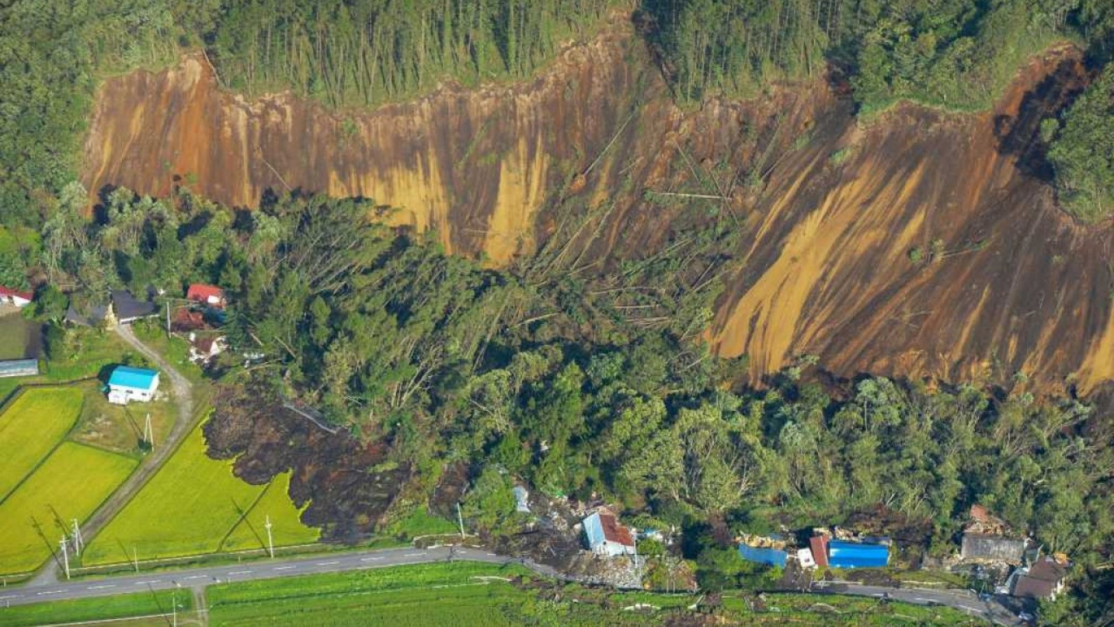 Buscan a casi 100 desaparecidos por los deslizamientos de tierra