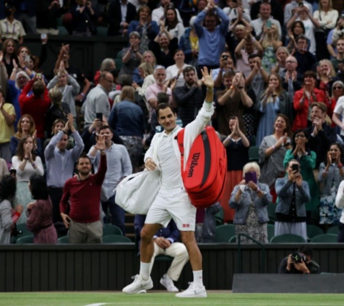 Federer no pudo con el polaco Hurkacz y se despidió de Wimbledon