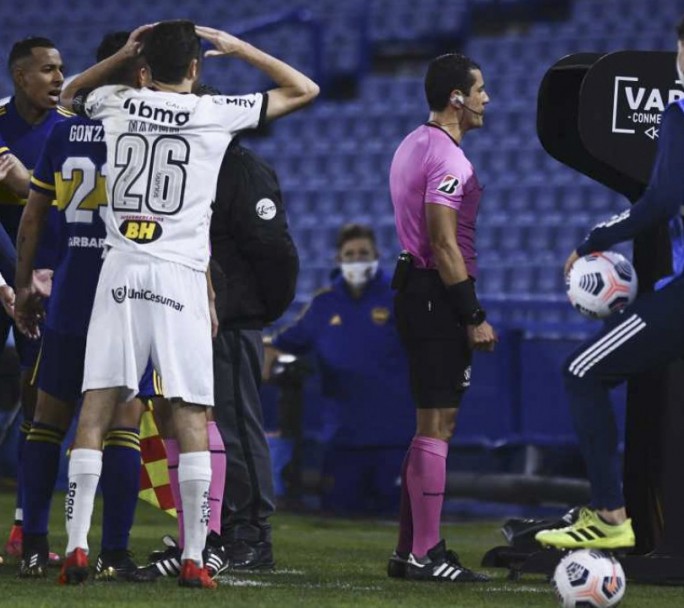 Los audios del VAR de la jugada del gol anulado a Boca dejaron mal parados a los árbitros y CONMEBOL decidió suspenderlos