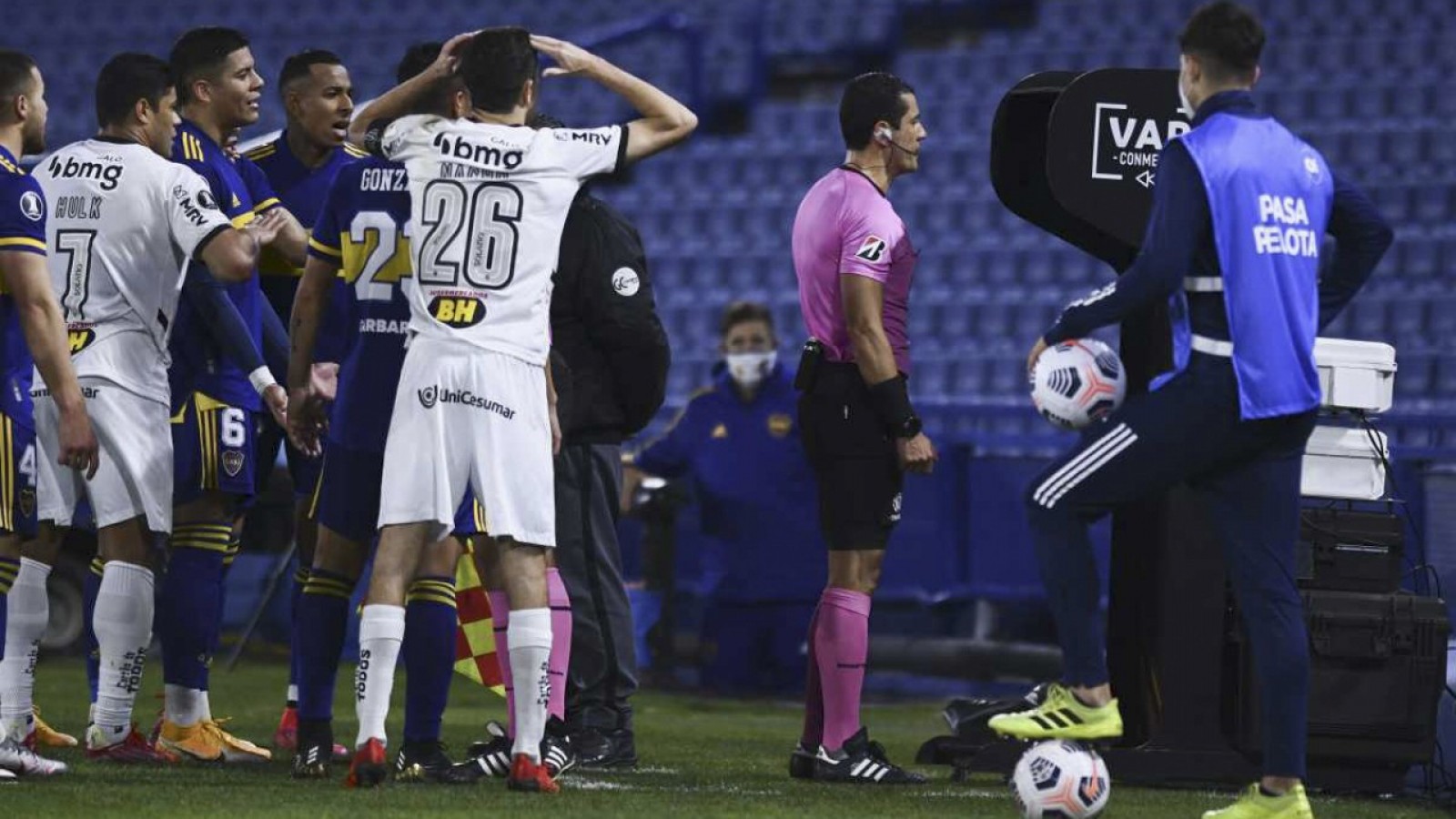 Los audios del VAR de la jugada del gol anulado a Boca dejaron mal parados a los árbitros y CONMEBOL decidió suspenderlos