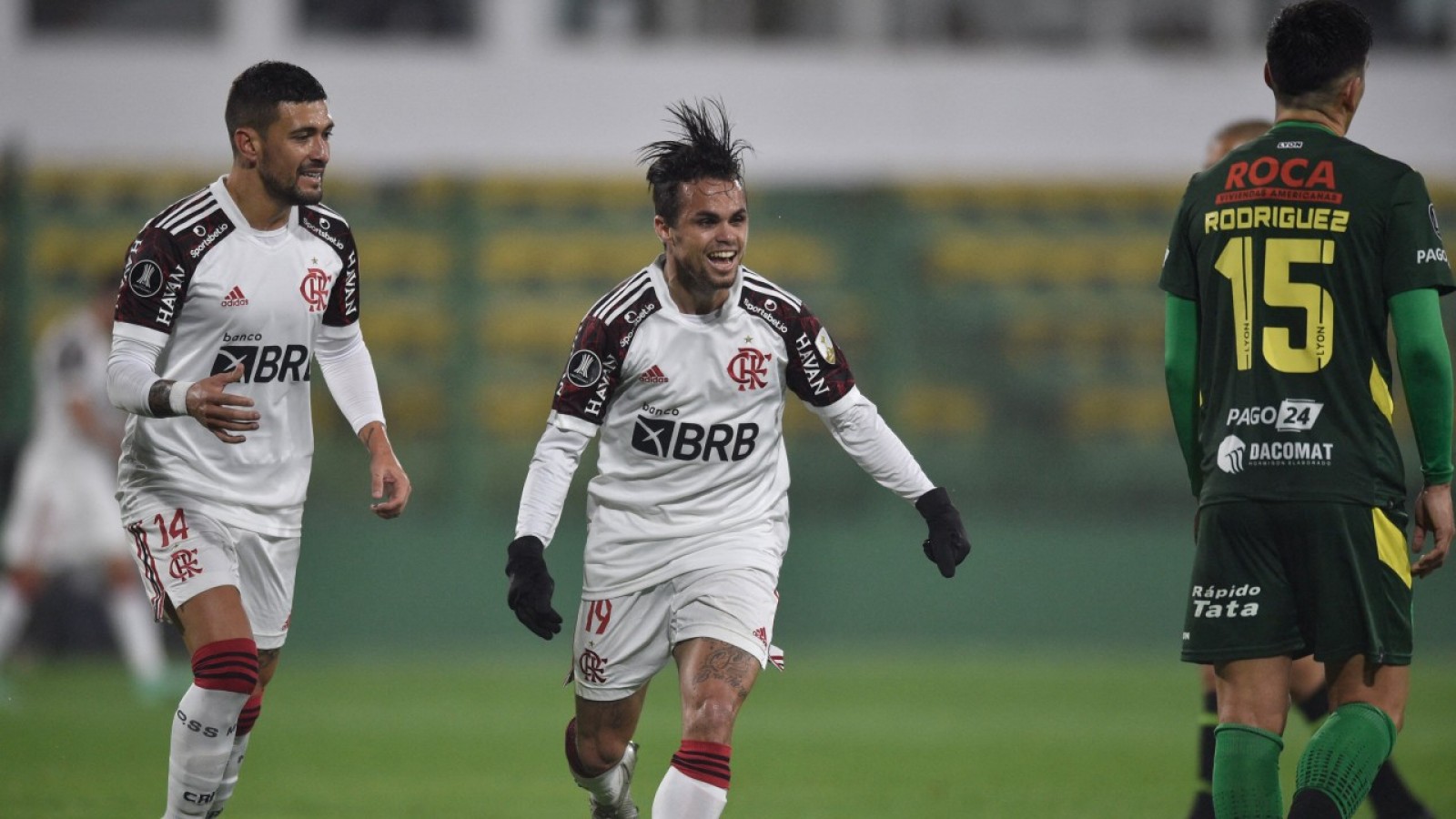 Con un gol de carambola, Flamengo venció a Defensa y Justicia en Varela