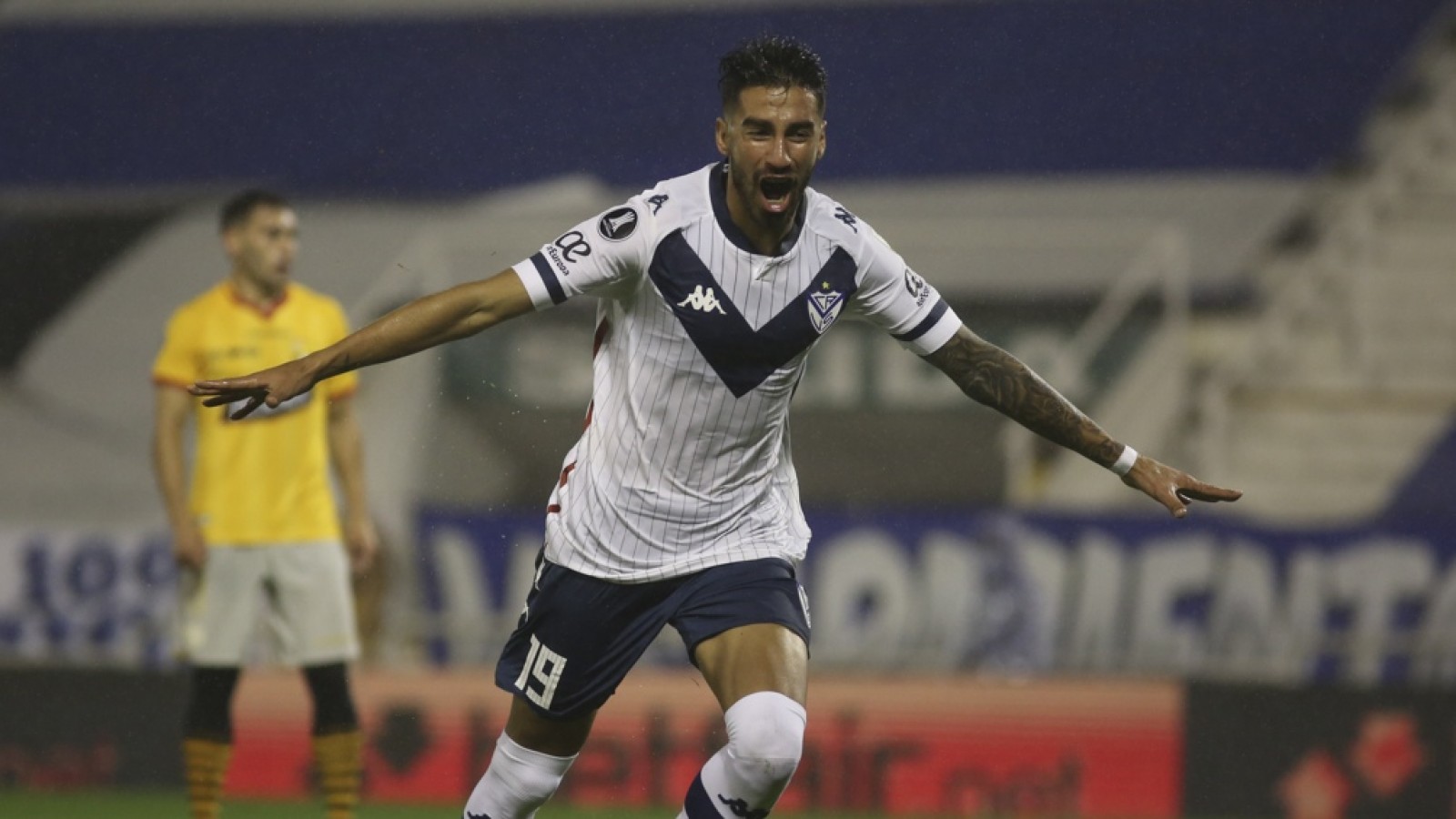 Vélez le ganó a Barcelona y quedó bien perfilado para la revancha