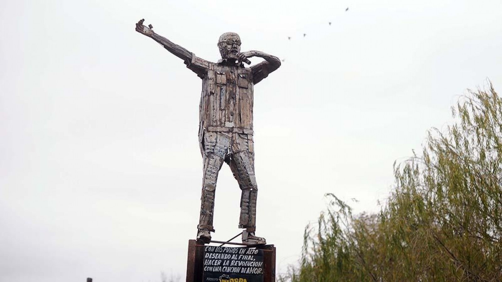 Una obra redonda: el Indio Solari tiene su escultura en una plaza de La Matanza