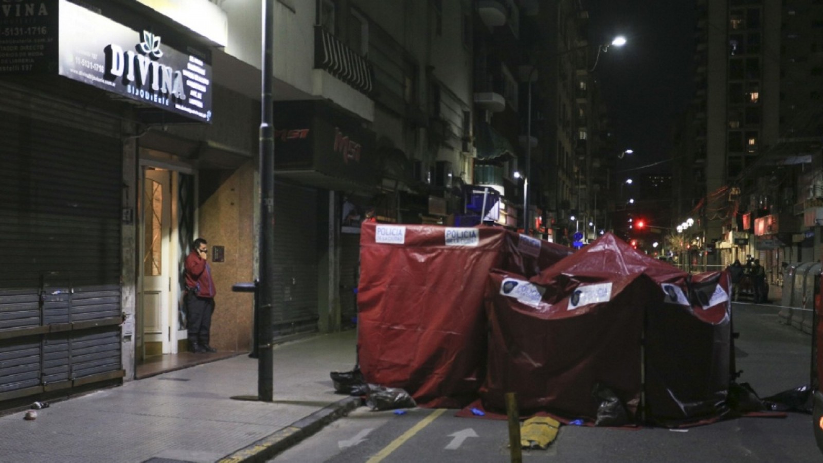 Una mujer y sus dos pequeños hijos murieron al caer de un noveno piso