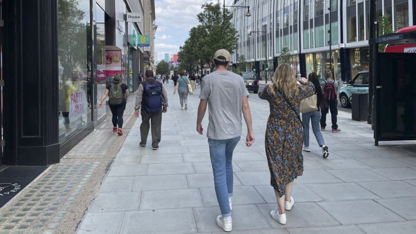 A pesar del aumento de los contagios, Inglaterra levantó casi todas las restricciones