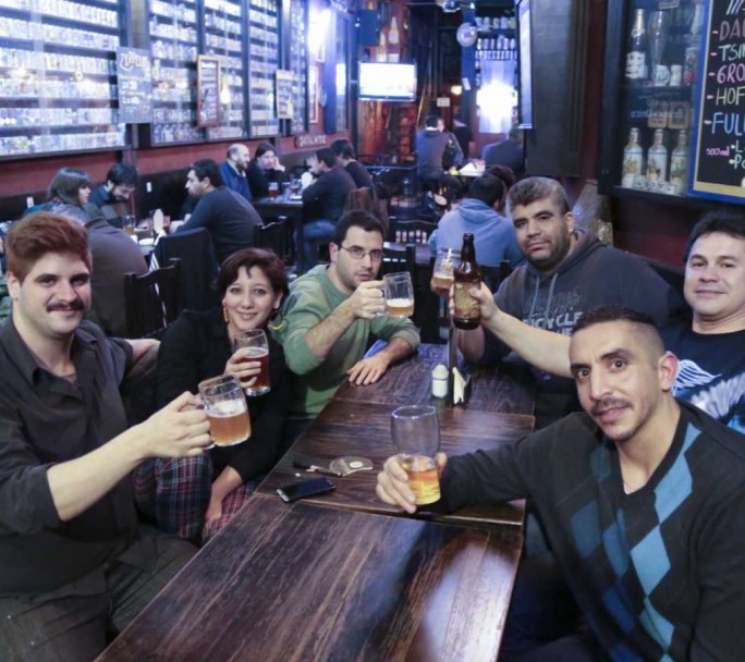 Día del Amigo en el segundo año de pandemia: bares con aforo, plazas y reuniones virtuales