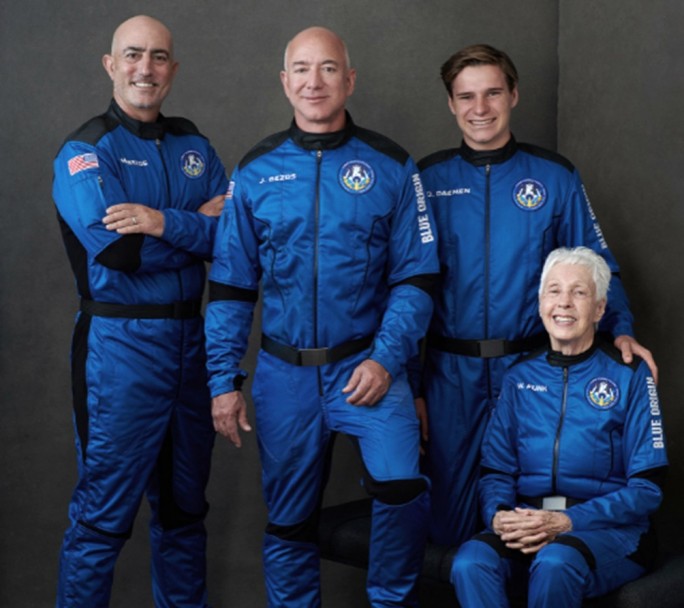 A 52 años de la llegada del hombre a la Luna, Jeff Bezos viajó con éxito al espacio