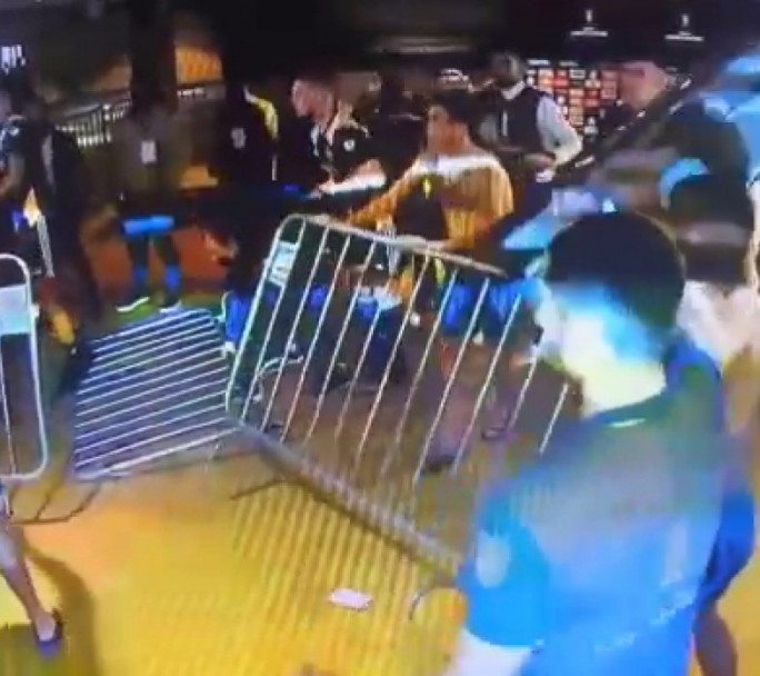 Escándalo con la delegación de Boca en Brasil: piñas, gases y ocho demorados