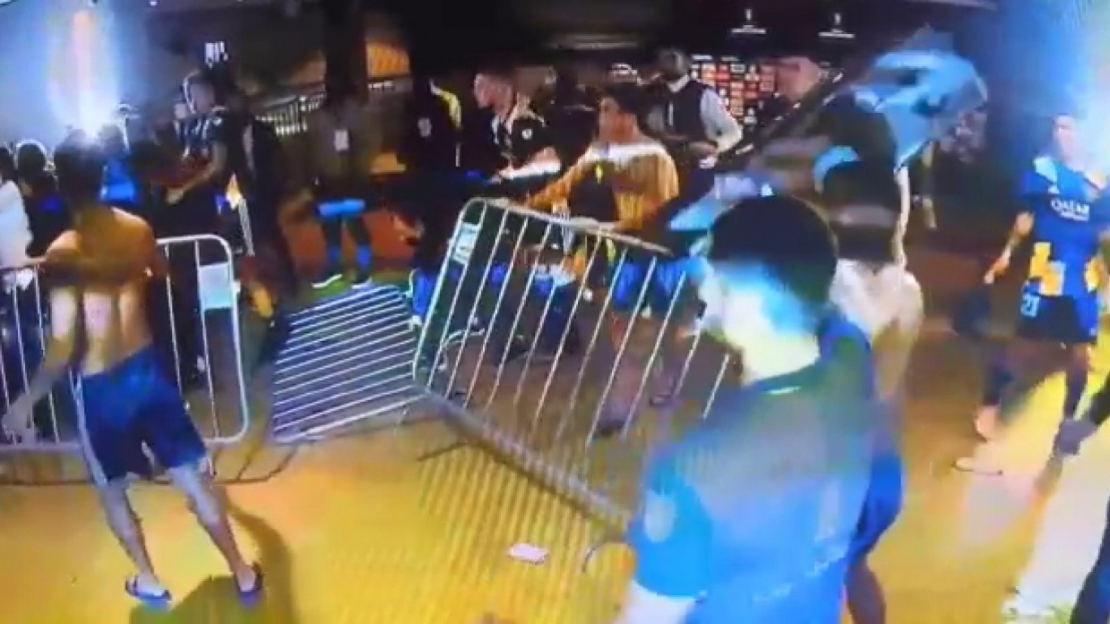 Escándalo con la delegación de Boca en Brasil: piñas, gases y ocho demorados