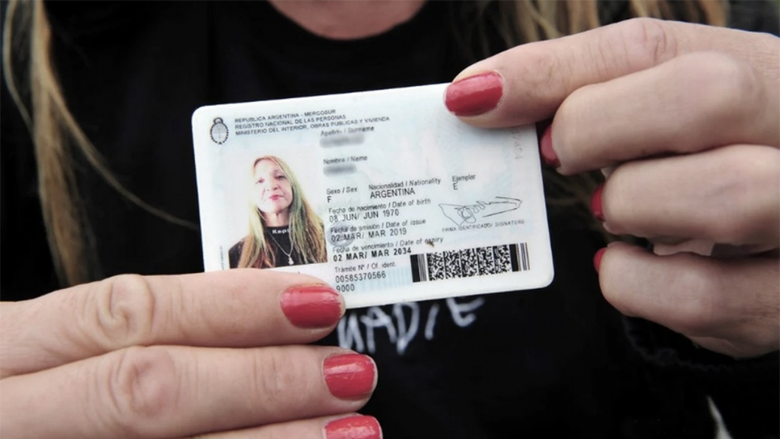 Desde ahora, las personas no binarias podrán elegir "X" en el DNI