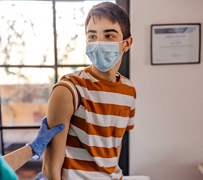 Desde hoy podrán vacunarse con Moderna, adolescentes de 12 a 17 años con factores de riesgo