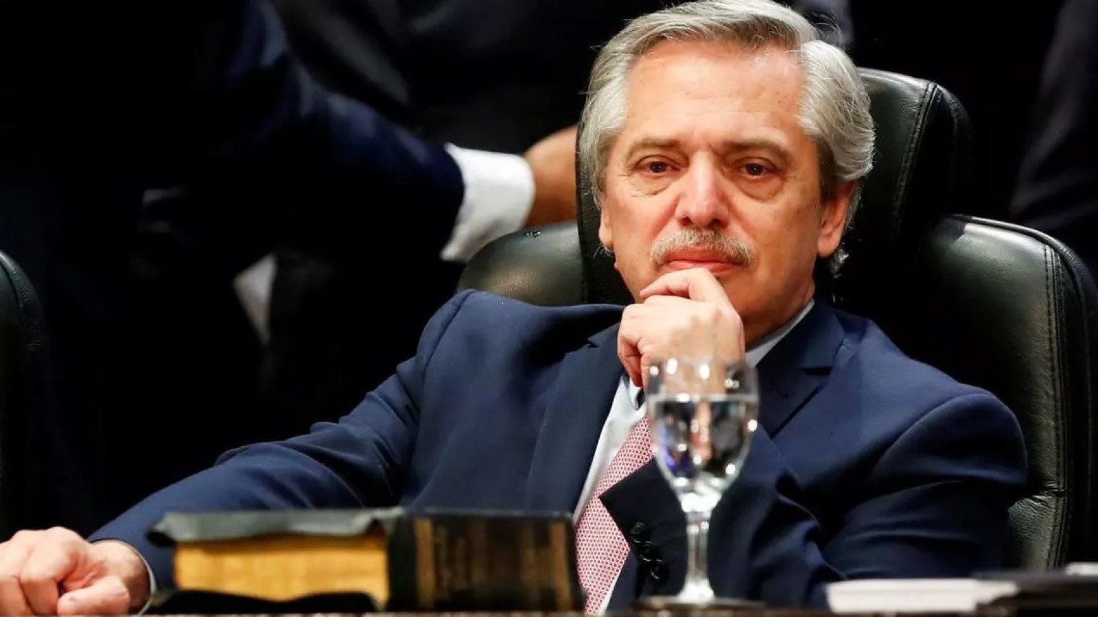 Fiscal abre una causa contra Fernández por las visitas a Olivos en pandemia