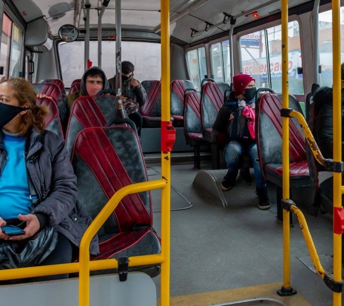 A partir del martes 17 se amplía la cantidad de pasajeros en colectivos, trenes y subtes