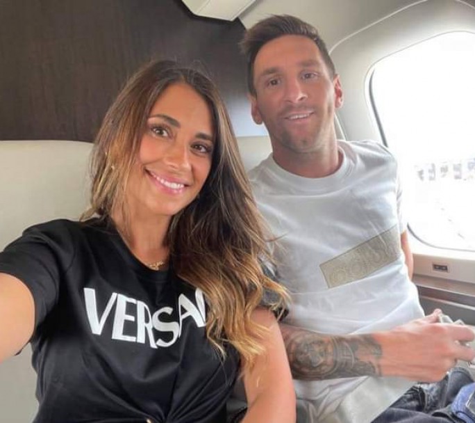 Messi ya viaja a París con Antonella, para cerrar contrato con el PSG