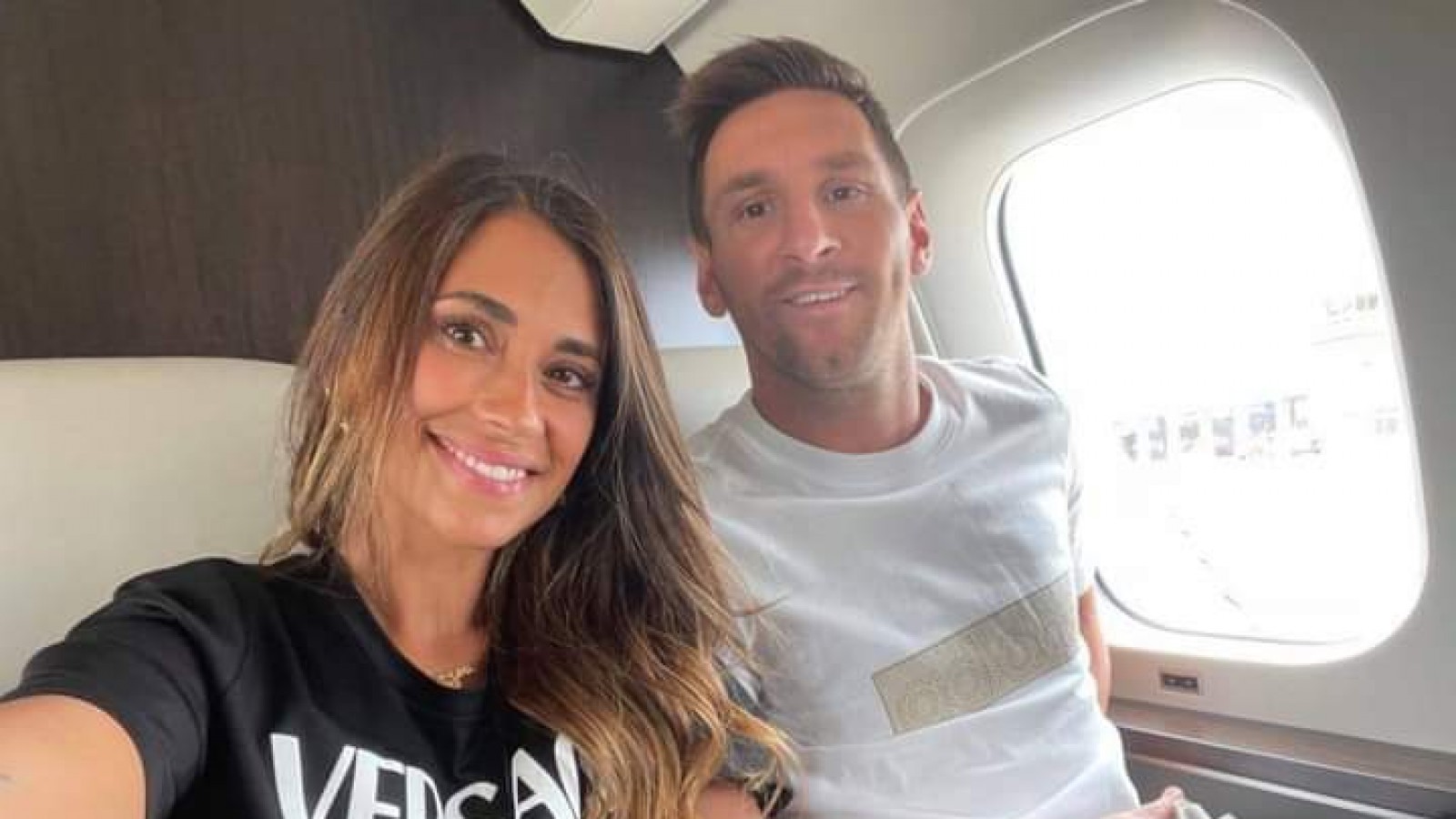 Messi ya viaja a París con Antonella, para cerrar contrato con el PSG