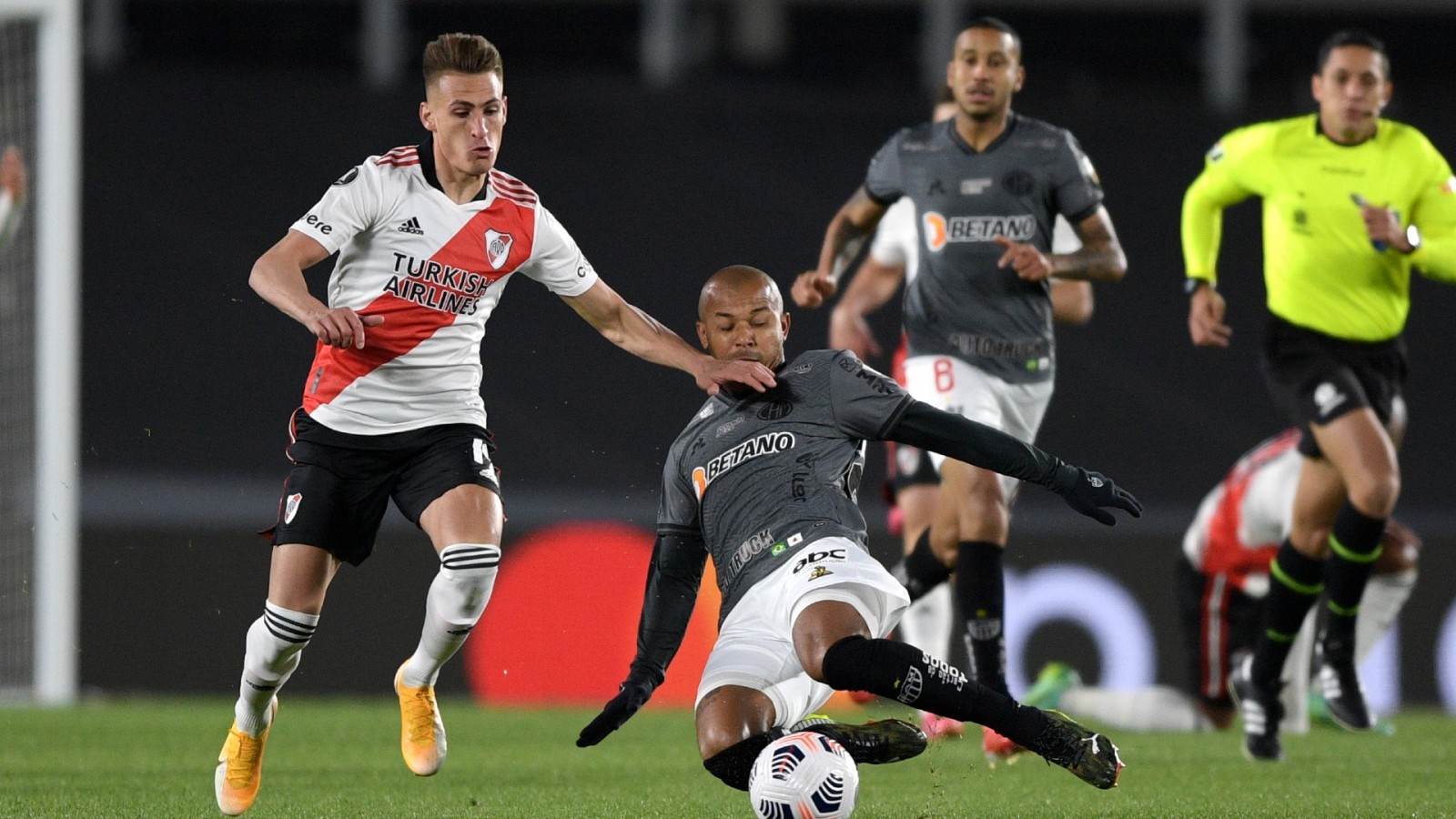 Con gol de Nacho Fernández, Atlético Mineiro le ganó a River en el Monumental