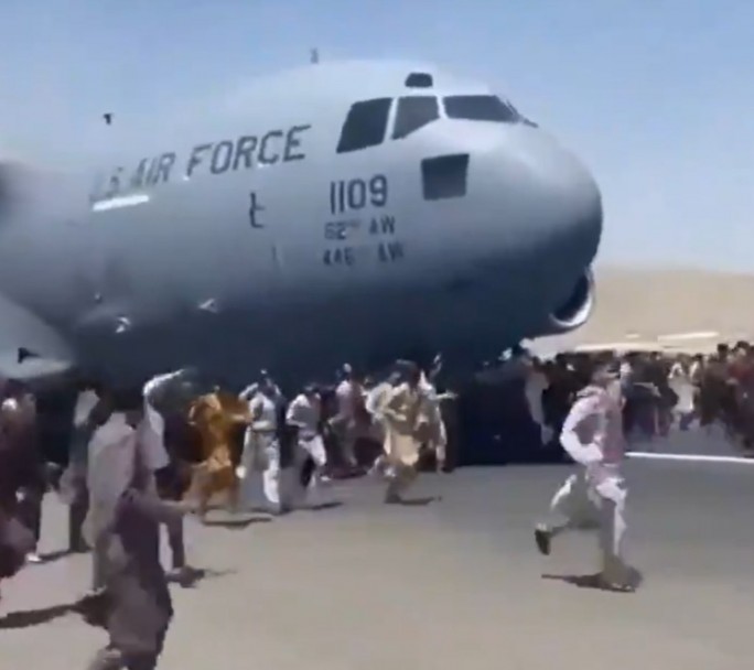 Tragedia en el aeropuerto de Kabul: muertos, estampidas, tiros e intentos de escape