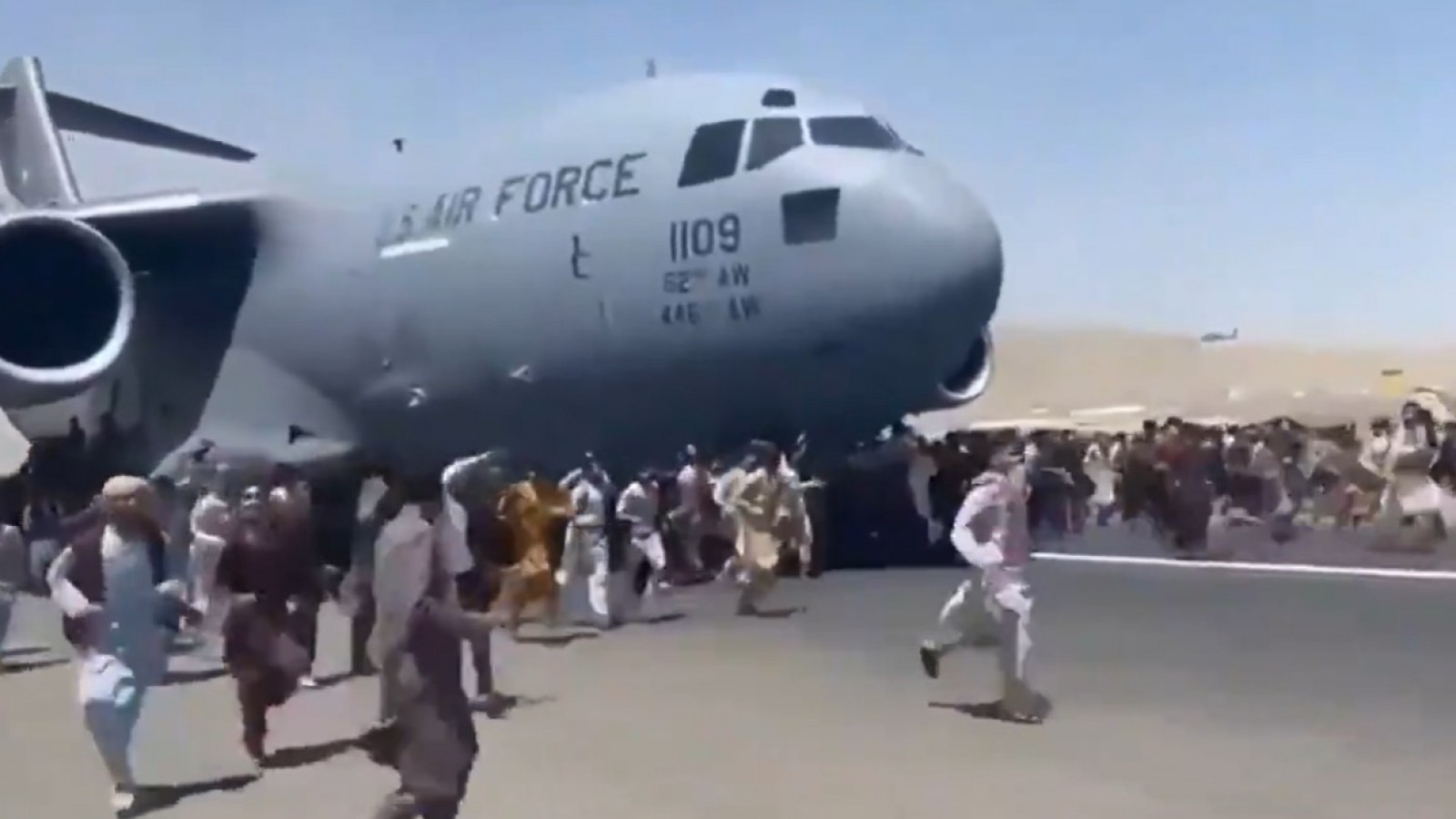 Tragedia en el aeropuerto de Kabul: muertos, estampidas, tiros e intentos de escape