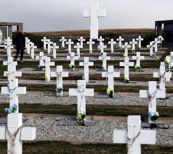 Encuentran restos de 5 combatientes argentinos en una tumba colectiva del Cementerio de Darwin