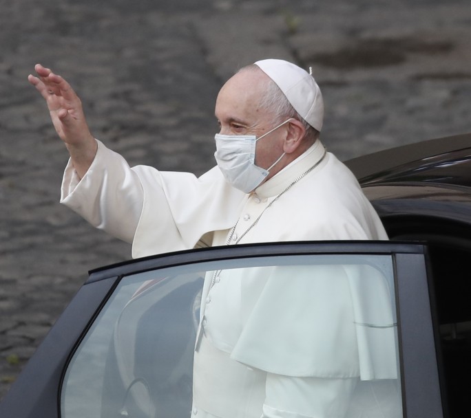 Francisco fue intervenido quirúrgicamente y bromeó al respecto: "Todavía vivo"