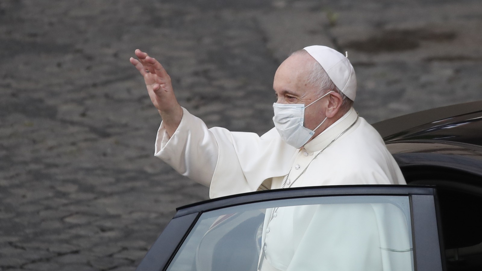 Francisco fue intervenido quirúrgicamente y bromeó al respecto: "Todavía vivo"