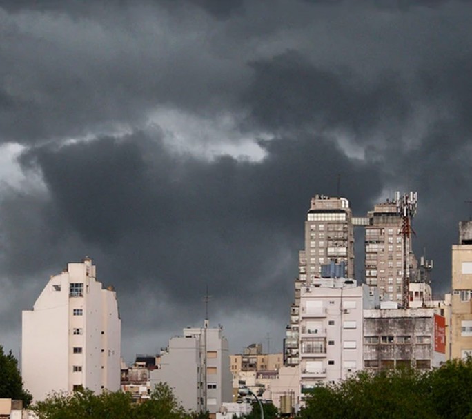 Llega la tormenta de Santa Rosa y baja la temperatura en la ciudad