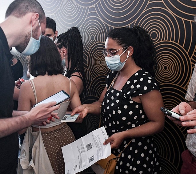 Macron logró impulsar la vacunación contra el coronavirus, gracias al pase sanitario