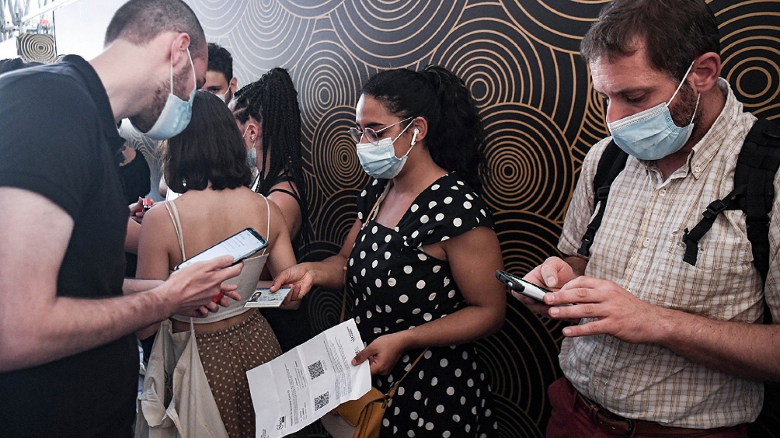 Macron logró impulsar la vacunación contra el coronavirus, gracias al pase sanitario