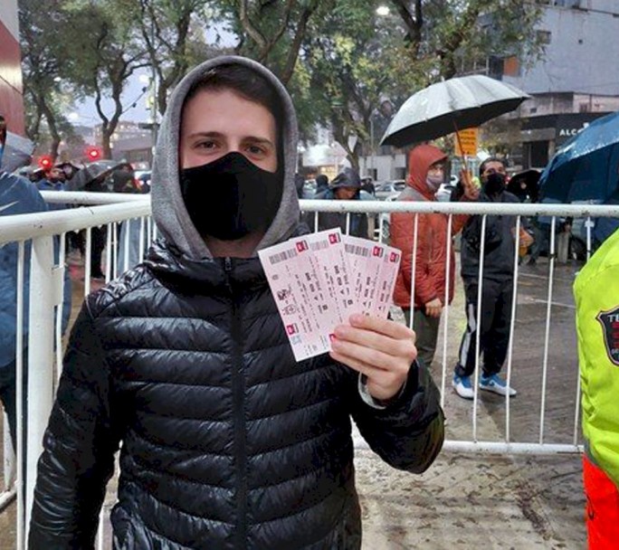Argentina - Bolivia: la gente esperó horas bajo la lluvia para tener su entrada