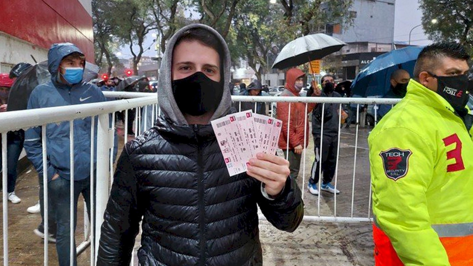 Argentina - Bolivia: la gente esperó horas bajo la lluvia para tener su entrada