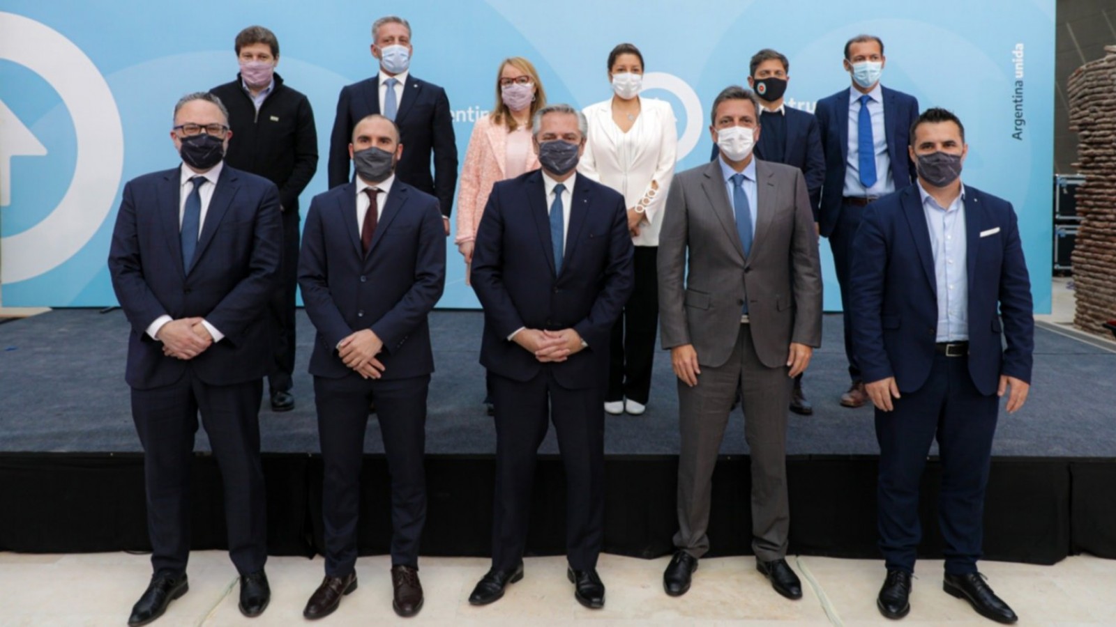 Masiva renuncia de Ministros y funcionarios al gabinete nacional