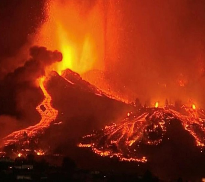 Un volcán entró en erupción en Canarias, más de 5000 evacuados