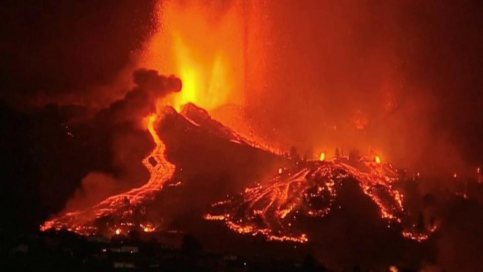 Un volcán entró en erupción en Canarias, más de 5000 evacuados