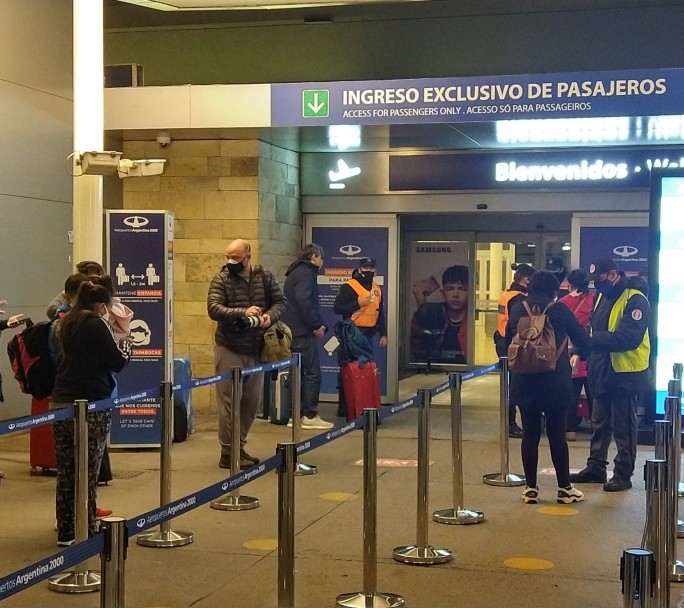 Cómo prevé el Gobierno terminar con el cupo de ingresos de personas al país