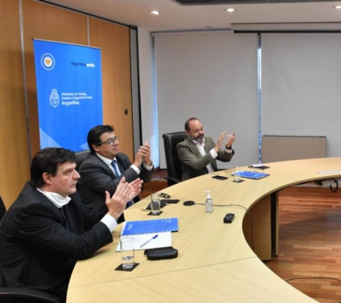 El Gobierno oficializó el aumento del salario mínimo, vital y móvil