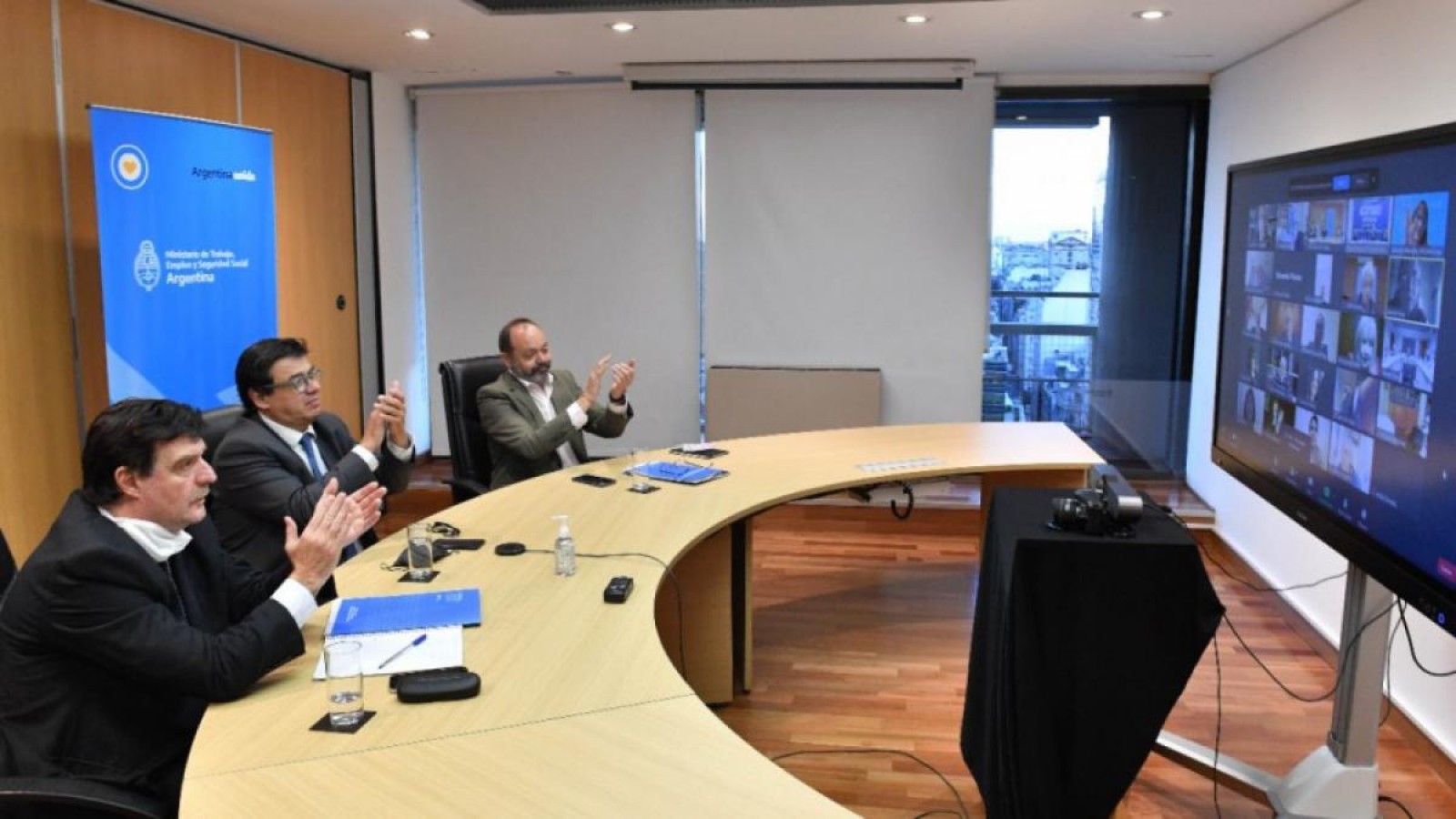 El Gobierno oficializó el aumento del salario mínimo, vital y móvil