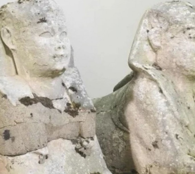 Familia descubre que esculturas de su jardín son del Antiguo Egipto