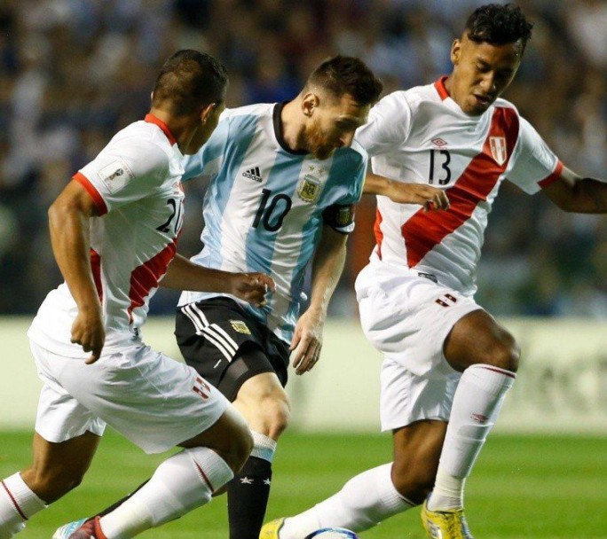 Argentina recibe a Perú buscando acercarse a Brasil