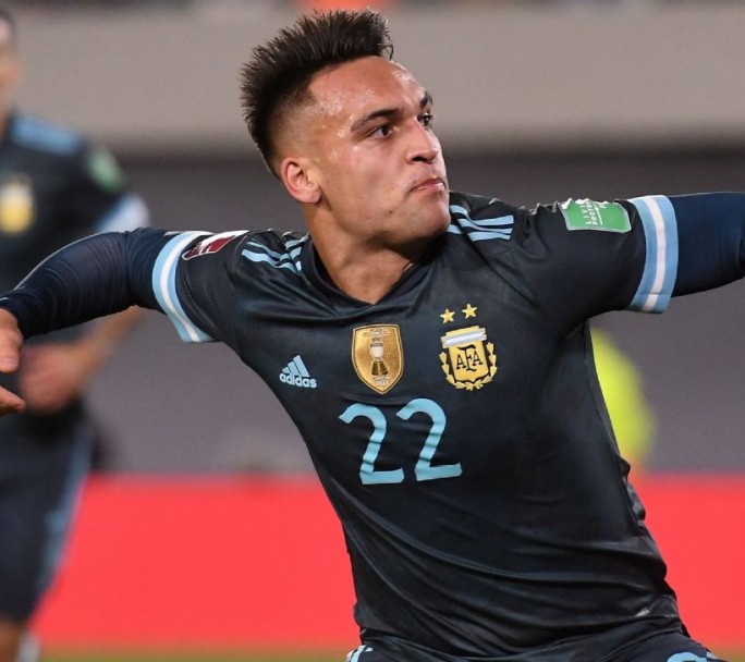 La selección le ganó a Perú con un gol de cabeza de Lautaro Martínez