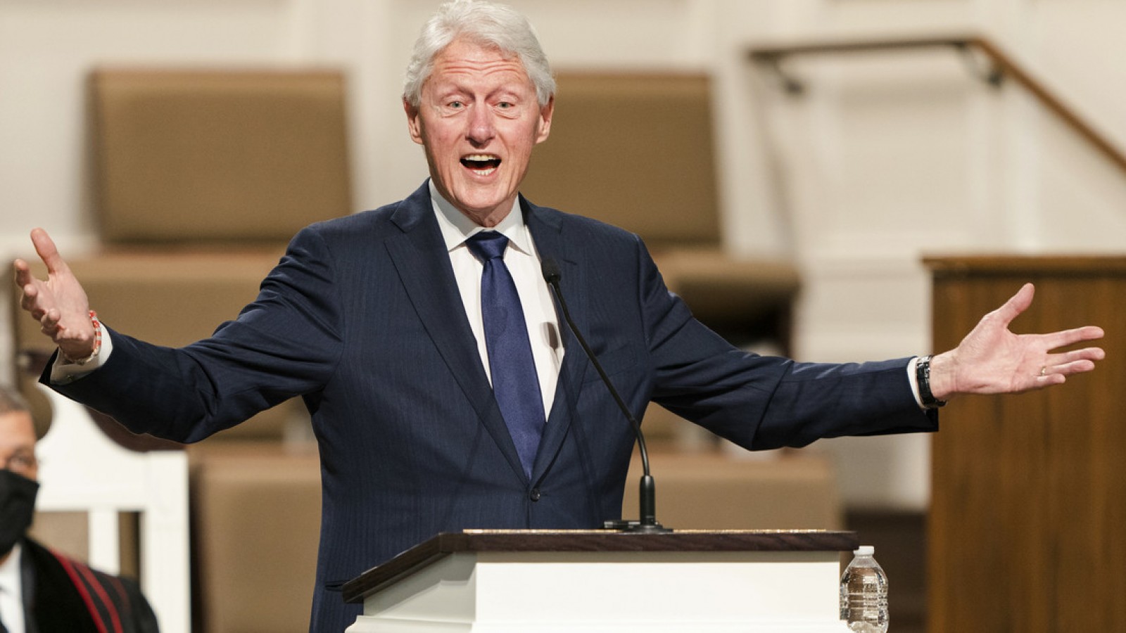 Bill Clinton fue hospitalizado en California por una infección
