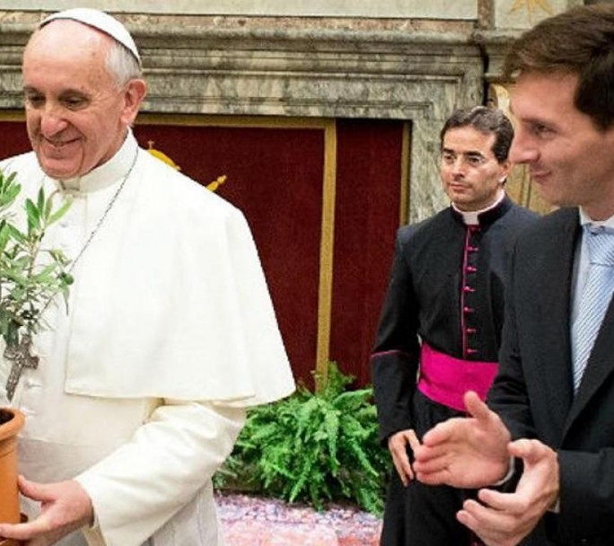 El regalo que Messi le envió al papa Francisco por intermedio del primer ministro francés