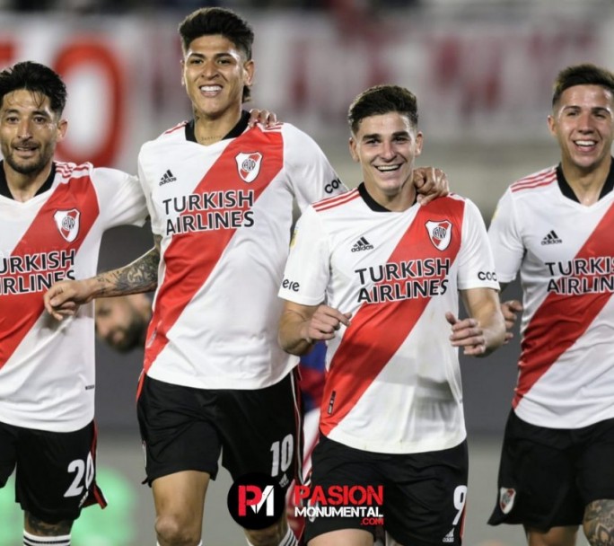 Con tres goles de Julián Álvarez, River le ganó a San Lorenzo y se alejó en la punta