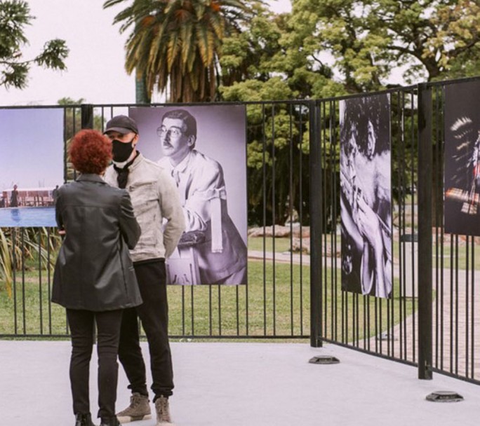 Seis famosos fotógrafos dan vida a dos exposiciones sobre los 70 años de Charly García