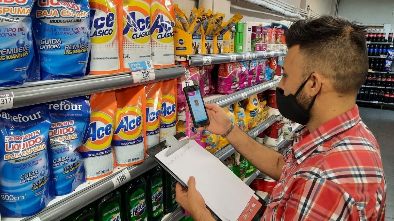 El Gobierno oficializó el congelamiento de precios, sin acuerdo con el sector privado